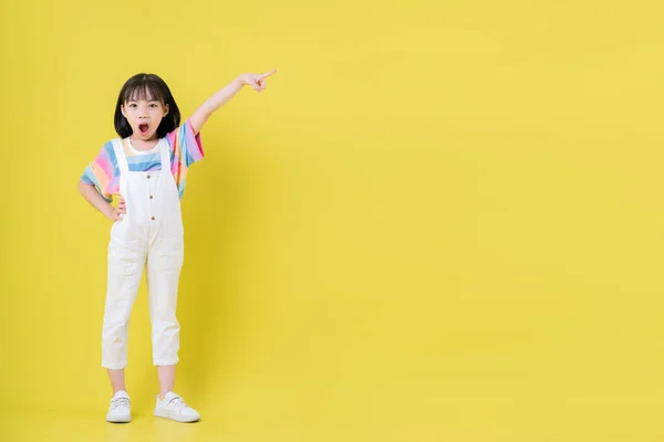 Volledige Afbeelding Van Aziatisch Kind Poseren Gele Achtergrond — Stockfoto