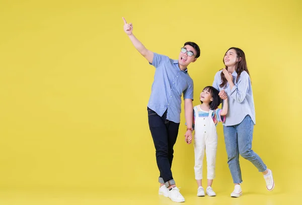 Full Längd Bild Ung Asiatisk Familj Bakgrunden — Stockfoto