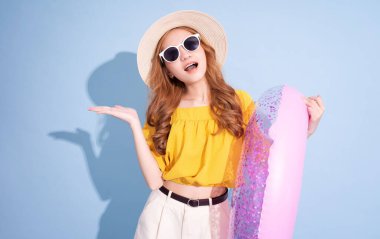 Mavi arka planda genç Asyalı kız portresi, yaz tatili konsepti