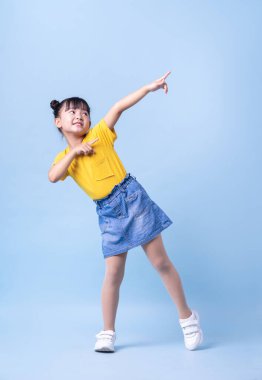 Mavi arkaplanda poz veren Asyalı çocuk resmi