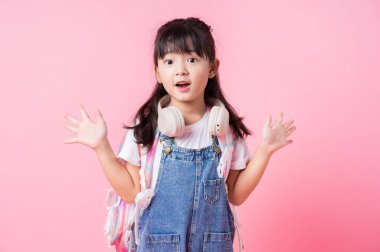 Pembe arka planda Asyalı ilkokul öğrencisinin resmi