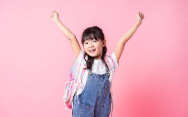 Pembe arka planda Asyalı ilkokul öğrencisinin resmi