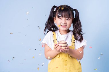 Mavi arka planda poz veren Asyalı çocuk portresi