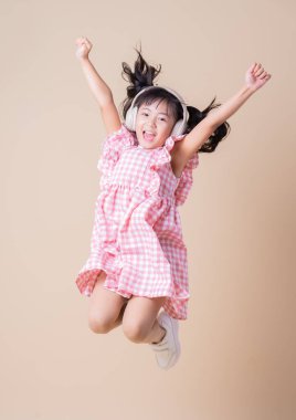 Arka planda müzik dinleyen Asyalı çocuk resmi