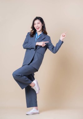 Arka planda genç Asyalı iş kadınının tam boy görüntüsü