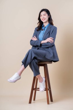 Arka planda genç Asyalı iş kadınının tam boy görüntüsü