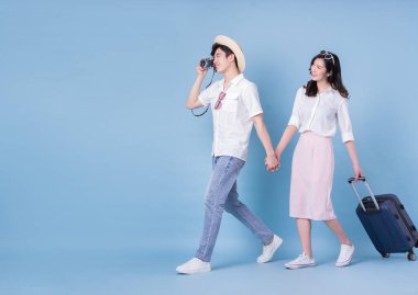 Genç Asyalı çiftlerin tam boy görüntüsü. Yaz tatili.