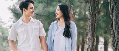 Dışarıdaki genç Asyalı çiftin portresi.