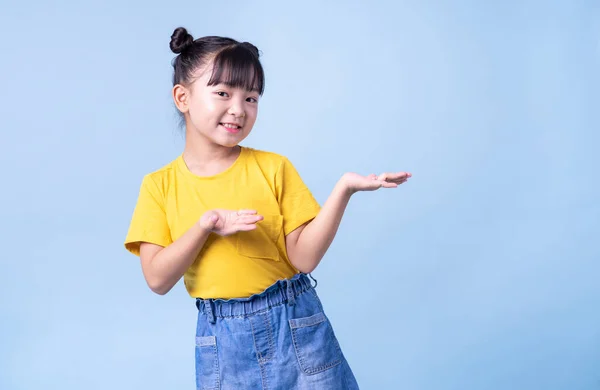 Afbeelding Van Aziatisch Kind Poseren Blauwe Achtergrond — Stockfoto