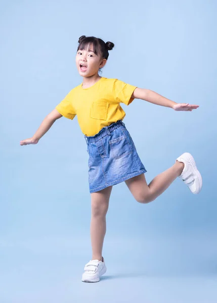 Immagine Bambino Asiatico Posa Sfondo Blu — Foto Stock