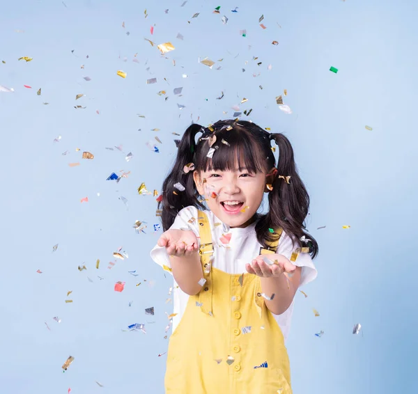 Mavi arka planda poz veren Asyalı çocuk portresi