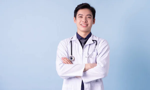 Mavi Arka Planda Genç Asyalı Erkek Doktorun Portresi — Stok fotoğraf