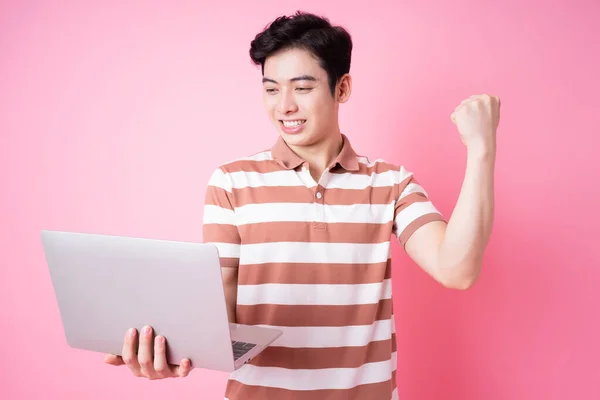 Portret Młodego Azjaty Korzystającego Laptopa Różowym Tle — Zdjęcie stockowe