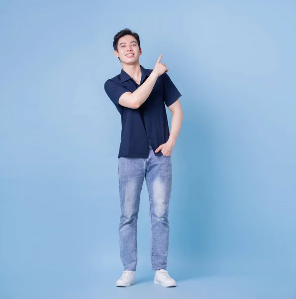 Voller Länge Bild Des Jungen Asiatischen Mannes Posiert Auf Blauem — Stockfoto