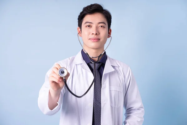 Retrato Joven Médico Asiático Sobre Fondo Azul — Foto de Stock