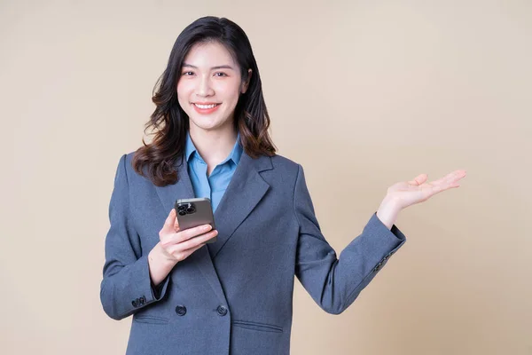 Retrato Una Joven Mujer Negocios Asiática Segundo Plano — Foto de Stock