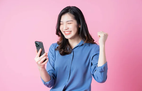 Imagen Una Joven Mujer Negocios Asiática Usando Teléfono Inteligente Sobre — Foto de Stock