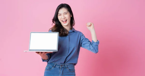 Young Asian Businesswoman Using Laptop Pink Background — Fotografia de Stock