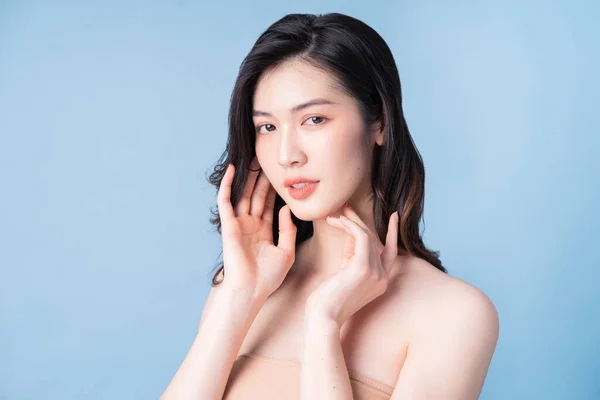 Mulher Asiática Jovem Atraente Com Pele Fresca Cuidado Rosto Tratamento — Fotografia de Stock