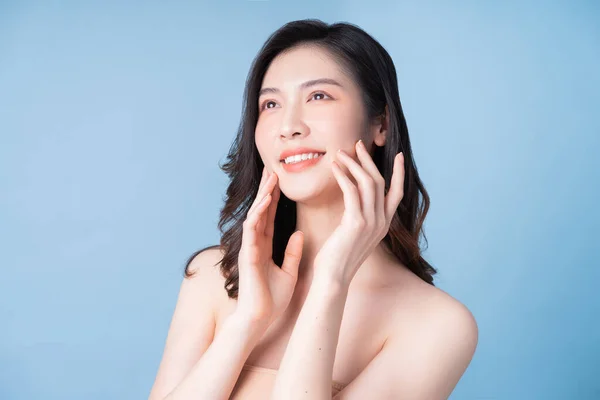 Atraktivní Mladá Asijská Žena Svěží Pletí Péče Obličej Ošetření Obličeje — Stock fotografie