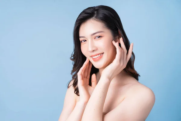 迷人的年轻亚洲女人有着新鲜的皮肤 面部护理 面部治疗 女性美肤隔离于白色背景 美容学 美肤和化妆品概念 — 图库照片