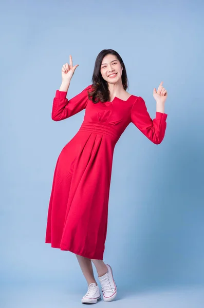 Imagen Cuerpo Entero Una Joven Asiática Vestida Rojo Sobre Fondo — Foto de Stock