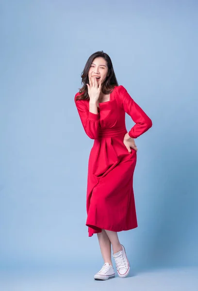 Imagen Cuerpo Entero Una Joven Asiática Vestida Rojo Sobre Fondo — Foto de Stock