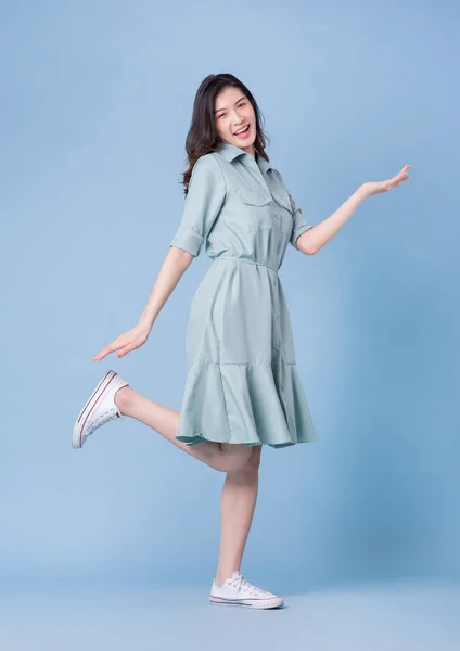Imagen Longitud Completa Joven Mujer Asiática Con Vestido Sobre Fondo — Foto de Stock