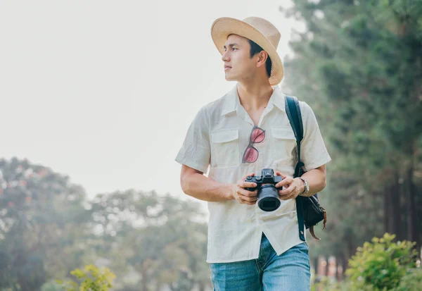 Portrait Young Asian Man Traveling — Stockfoto