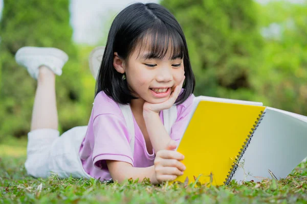 Image Asian Little Girl Studying Park — 스톡 사진