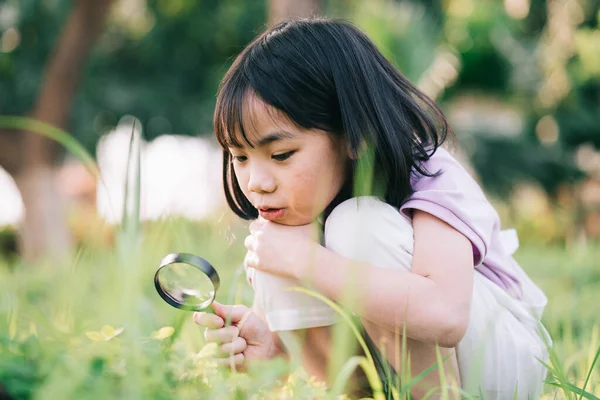 Asian Little Girl Using Magnifying Glass Play Park — Stock Photo, Image