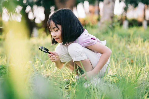 Asiatisk Liten Flicka Använder Förstoringsglas För Att Spela Parken — Stockfoto