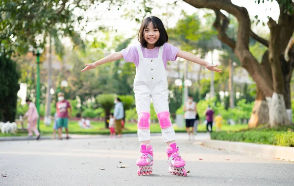 Asian Little Girl Practicing Roller Skating Park — Foto Stock