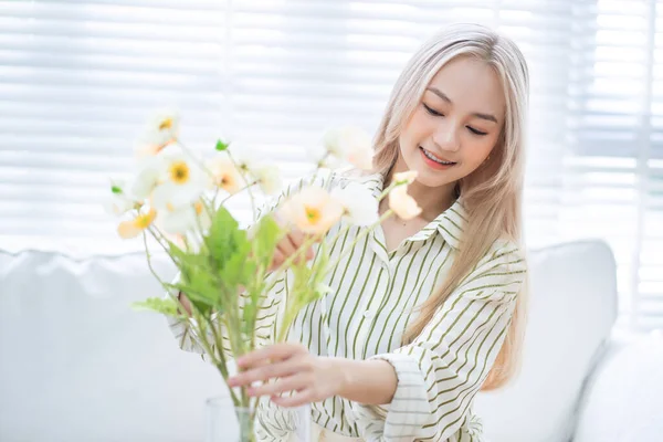 Young Asian Woman Arranging Flowers Living Room — Fotografia de Stock