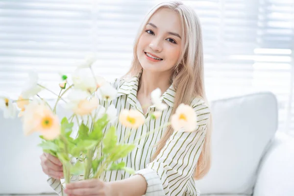 Young Asian Woman Arranging Flowers Living Room — Fotografia de Stock