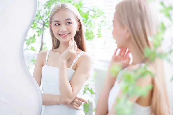 Young Asian Woman Looking Herself Mirror — Fotografia de Stock