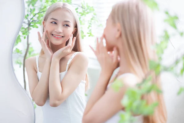 Young Asian Woman Looking Herself Mirror — Fotografia de Stock