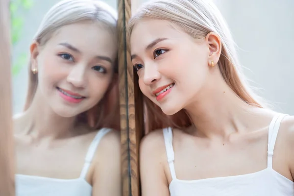 Portrait Young Asian Girl Her Reflection Mirror — Fotografia de Stock