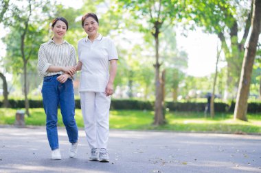 Parktaki Asyalı anne ve kızının portresi.