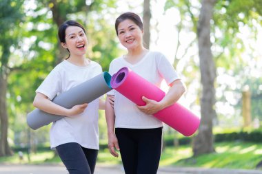 Parktaki Asyalı anne ve kız egzersizi