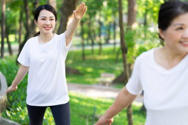 Parktaki Asyalı anne ve kız egzersizi