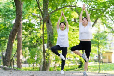 Parktaki Asyalı anne ve kız egzersizi