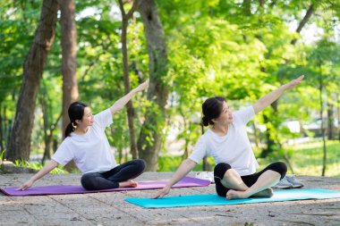 Parktaki Asyalı anne ve kız egzersizi