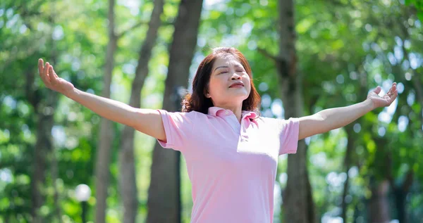 Parktaki orta yaşlı Asyalı kadın portresi