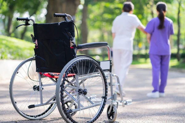 Enfermera Asiática Cuidando Una Paciente Mediana Edad Parque —  Fotos de Stock