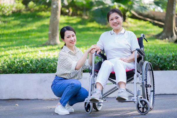 Joven Hija Asiática Cuidando Madre Discapacitada —  Fotos de Stock