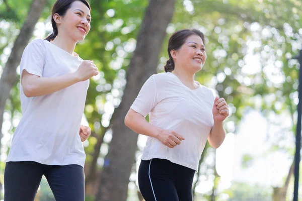 Parktaki Asyalı anne ve kız egzersizi