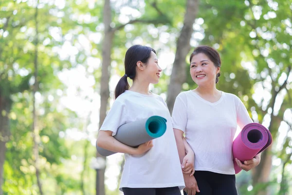 Parktaki Asyalı anne ve kız egzersizi