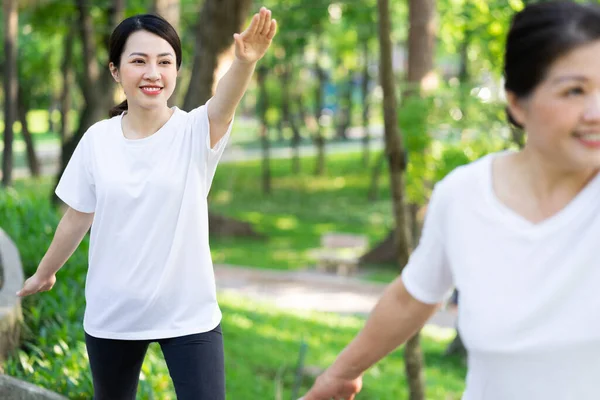 Parktaki Asyalı anne ve kız egzersizi