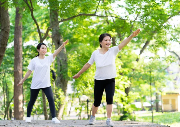 Parktaki Asyalı anne ve kız egzersizi